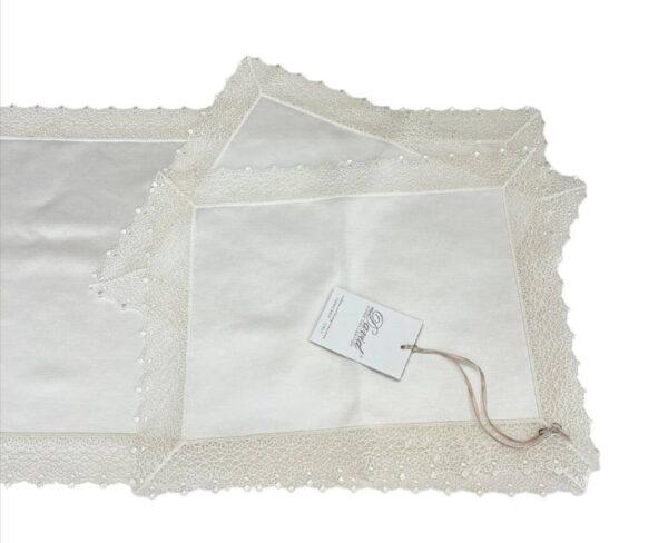 Coordinato letto matrimoniale copriletto + completo lenzuola + coppia cuscini arredo + tris centrini Lisette Latte