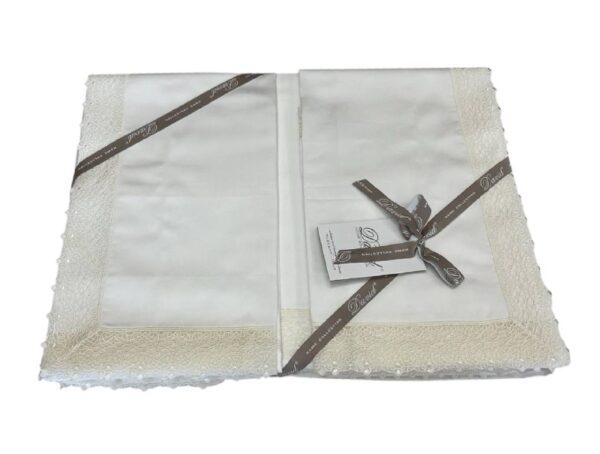 Coordinato letto matrimoniale copriletto + completo lenzuola + coppia cuscini arredo + tris centrini Lisette Latte