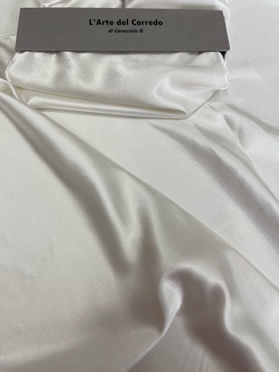 Taglio tenda Turchino in raso lucido beige