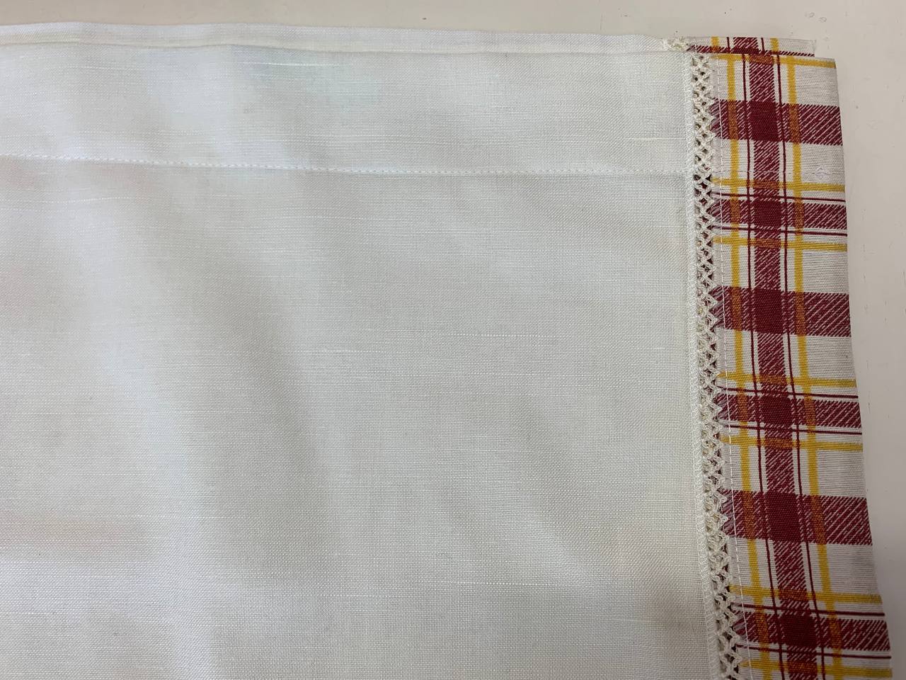 Coppia tendine a vetro 60x190cm bianche con bordura laterale a quadretti