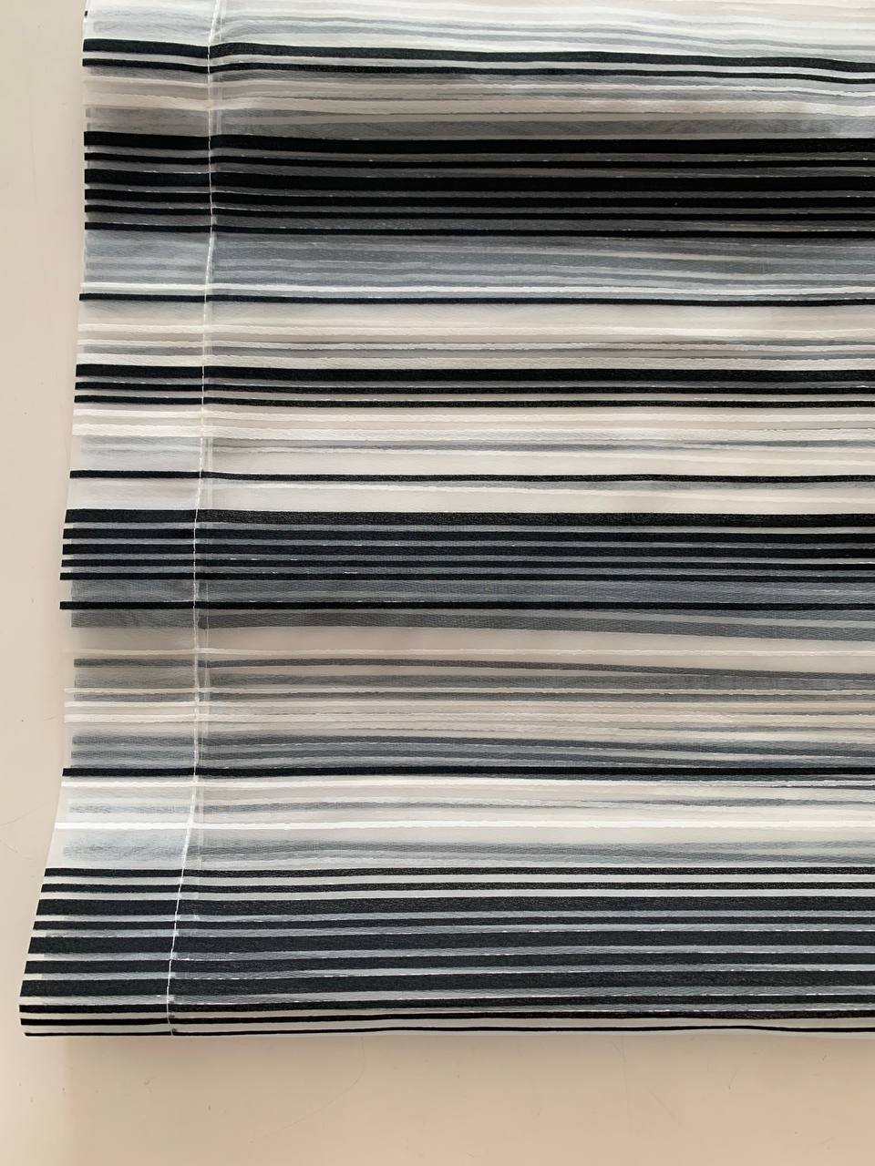 Coppia tendine a vetro misura 60x225cm in organza trasparente a righe orizzontali colore nero bianco