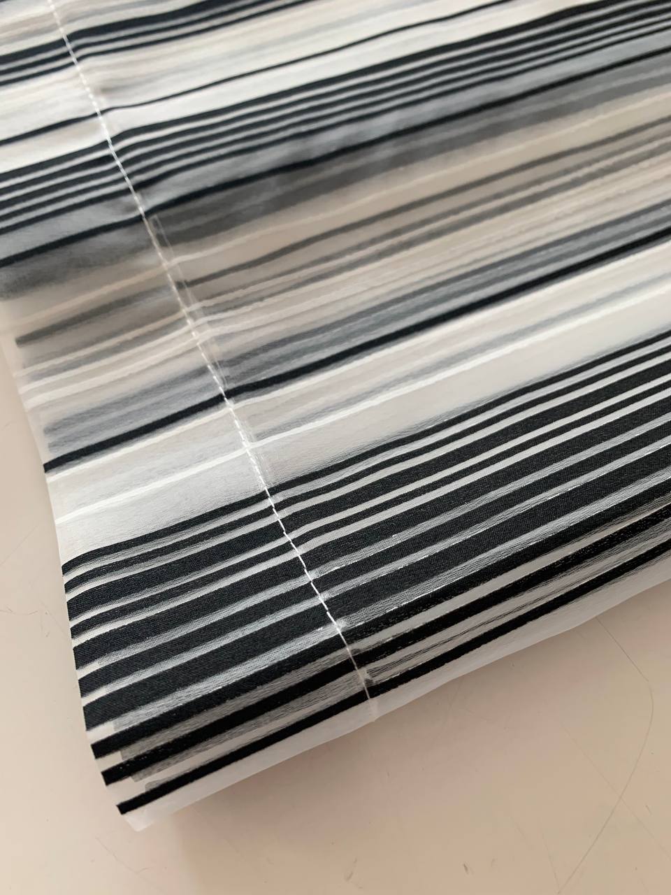 Coppia tendine a vetro misura 60x225cm in organza trasparente a righe orizzontali colore nero bianco