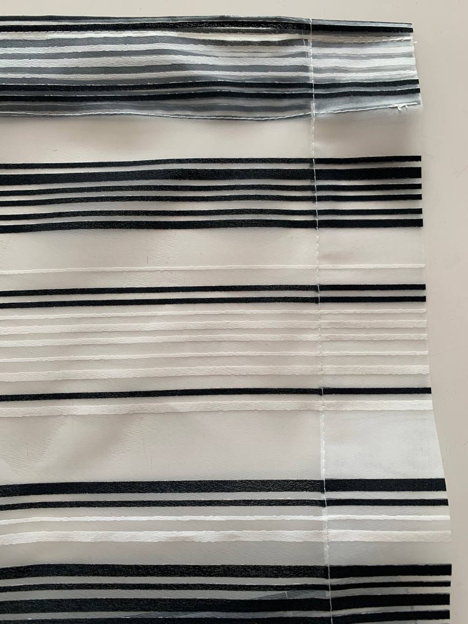 Coppia tendine a vetro misura 60x225cm in organza trasparente a righe orizzontali colore nero bianco