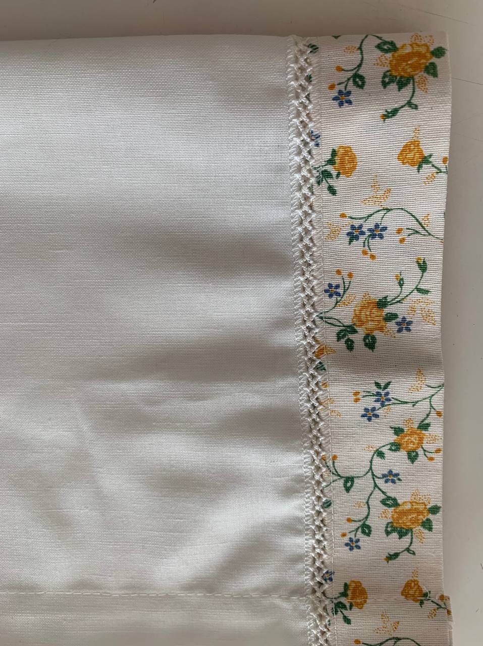 Tendina a vetro misura 60x90cm in misto cotone con bordo a fiori