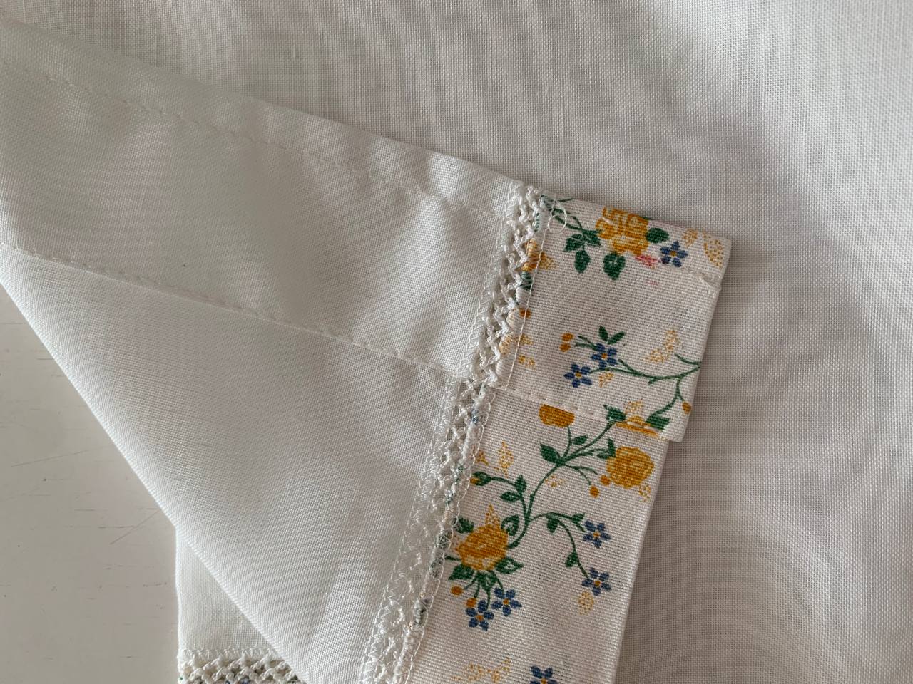 Tendina a vetro misura 60x90cm in misto cotone con bordo a fiori