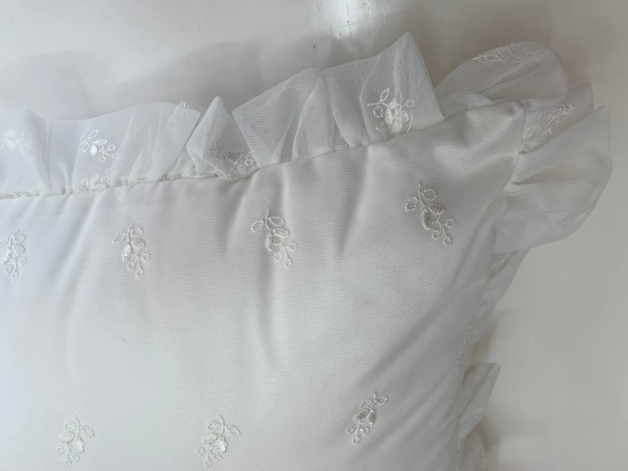 Coppia guanciali arredo con Gala Matilde bianco in tulle ricamato