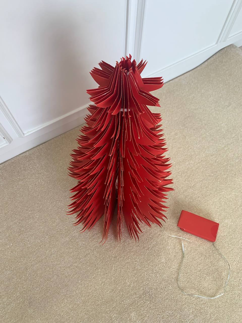 Albero di Natale rosso di carta con led