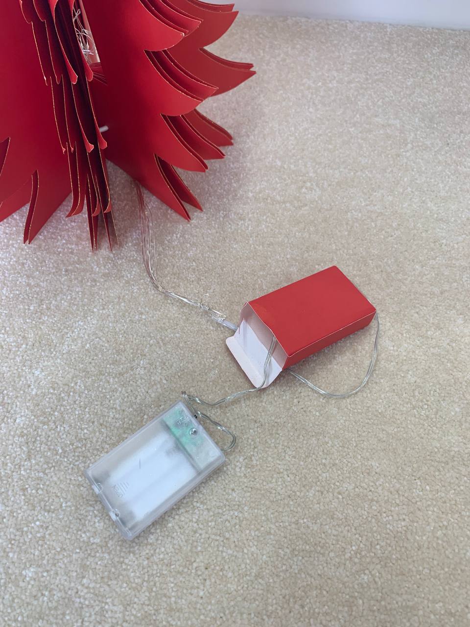 Albero di Natale rosso di carta con led