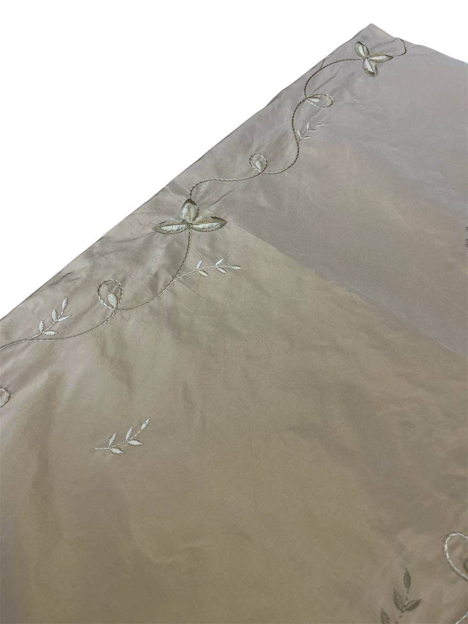 Taglio tendaggi tessuto in Taffeta con inserti in ciniglia