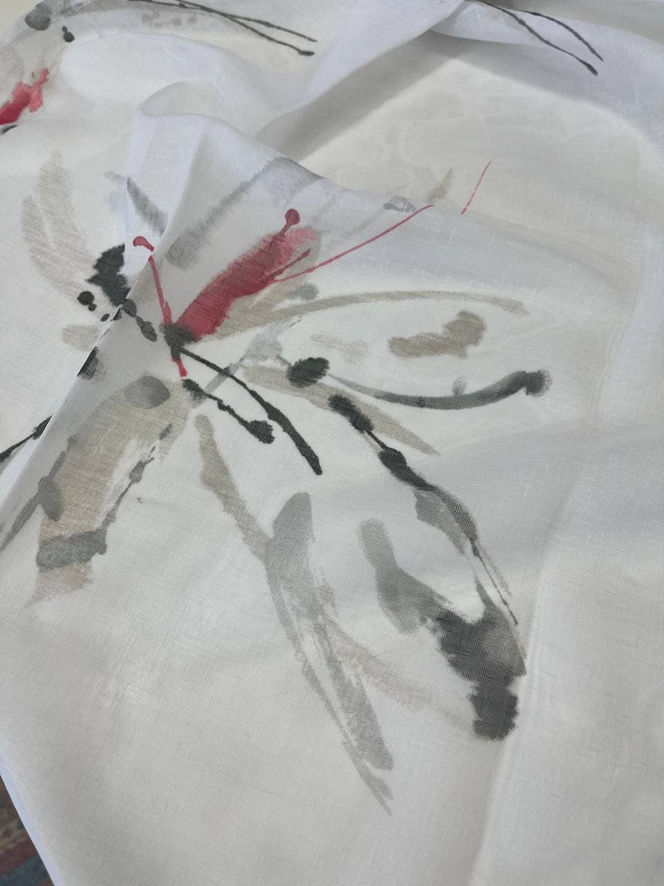 Taglio tenda colorata rosso
