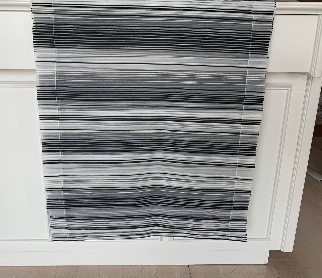 Coppia tendine a vetro misura 60x225cm in organza trasparente a righe orizzontali colore nero bianco