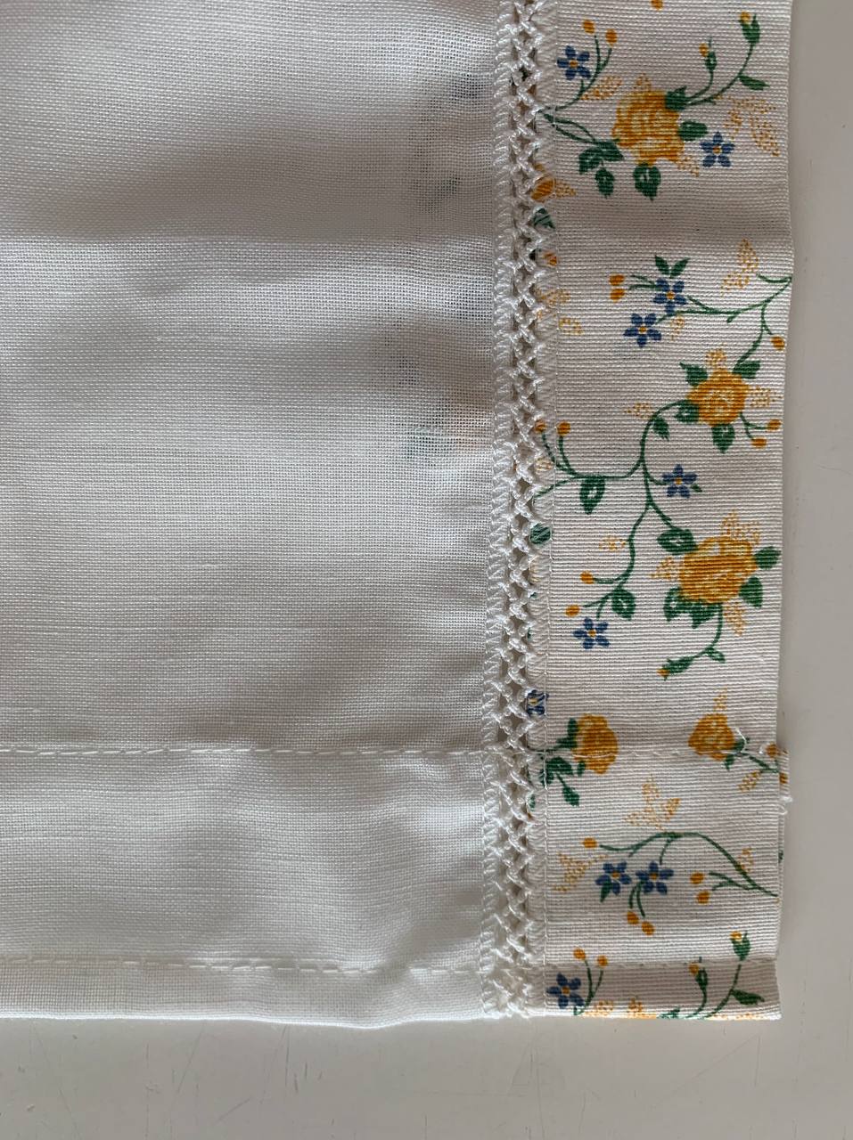 Tendina a vetro misura 60x90cm in misto cotone con bordo a fiori
