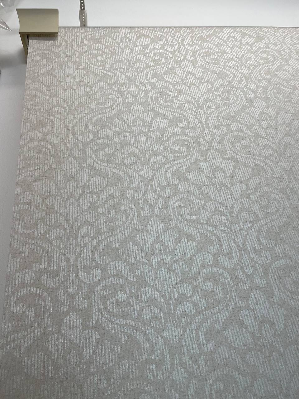 Scaglioni rullo tecnico a motore con telecomando 145x290cm a parete