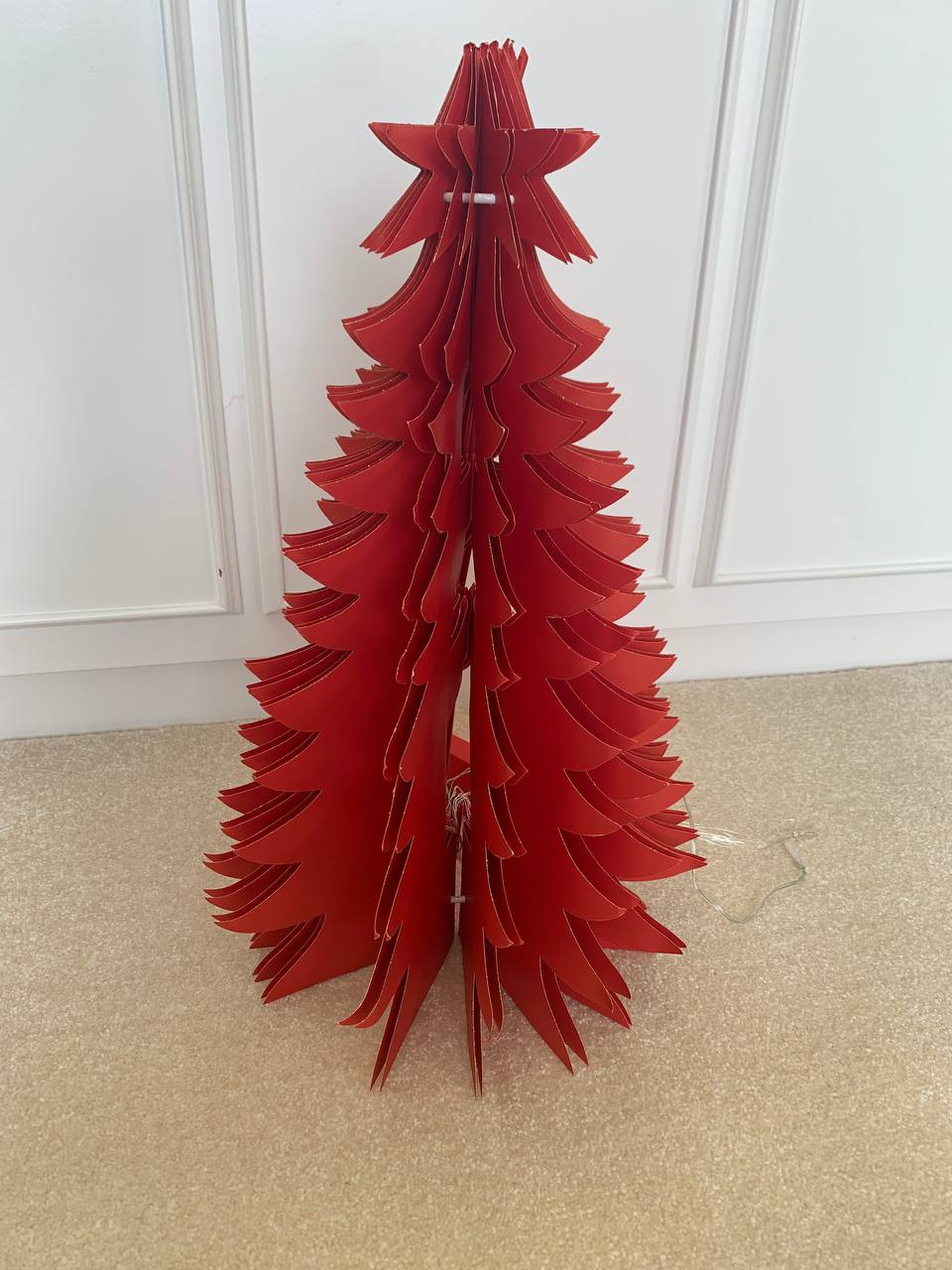 Albero di Natale rosso di carta con led