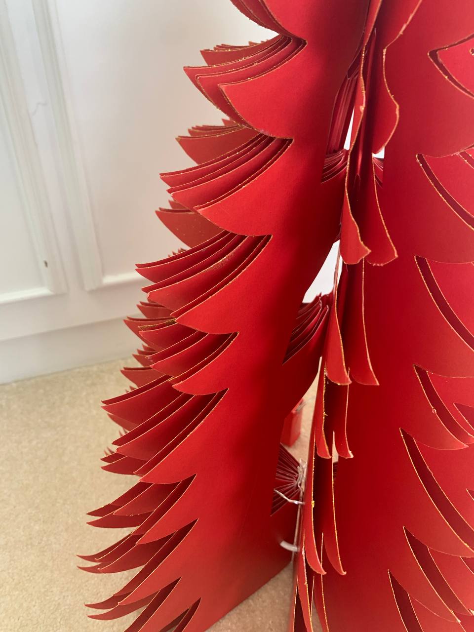 Albero di Natale rosso di carta con led