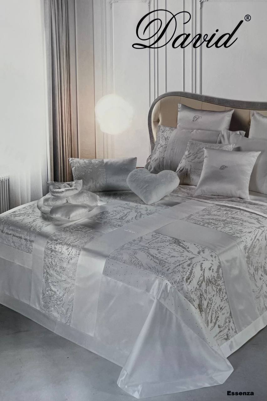 Coordinato letto Copriletto + completo lenzuola + coppia cuscini arredo + tris centrini Essenza