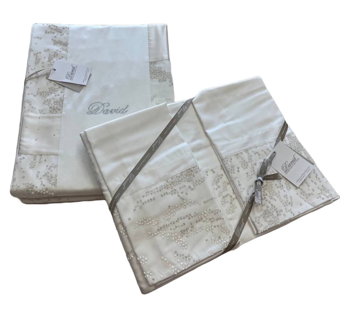 Coordinato letto Copriletto + completo lenzuola + coppia cuscini arredo + tris centrini Essenza