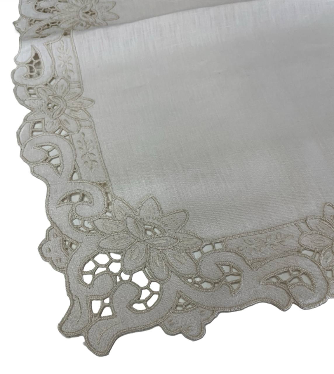 Tovaglietta da té art. NB1313TT 100% lino ecrù ricamo intaglio